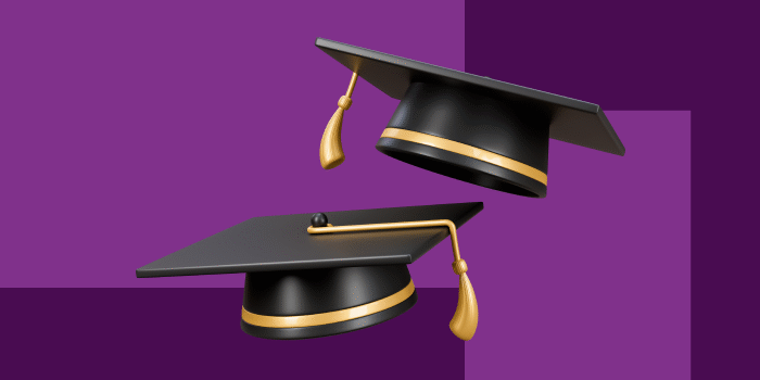 Dois capelos de formatura flutuando, representando a conquista acadêmica ao cursar uma Faculdade depois dos 25.