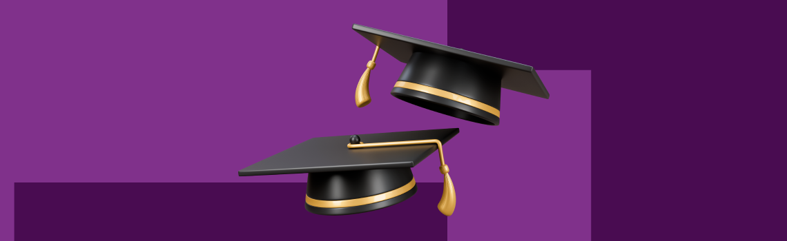 Dois capelos de formatura flutuando, representando a conquista acadêmica ao cursar uma Faculdade depois dos 25.
